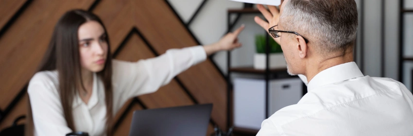 uma-mulher-e-um-homem-colegas de-trabalho-em-uma-mesa-tendo-uma-discussao-em-frente-um-notebook